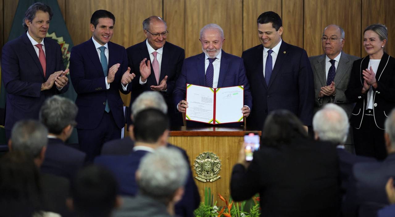 Economista defende busca de novos mercados além de pacote de apoio a exportadores afetados por tarifa dos EUA - Imagem do artigo original