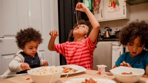 Famílias britânicas recorrem a descontos, congeladores e clubes de alimentos para reduzir custos nas férias escolares - Imagem do artigo original