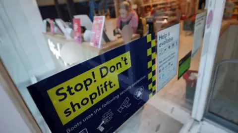Polícia de Lancashire orienta lojistas a cumprimentar clientes rapidamente para inibir furtos - Imagem do artigo original