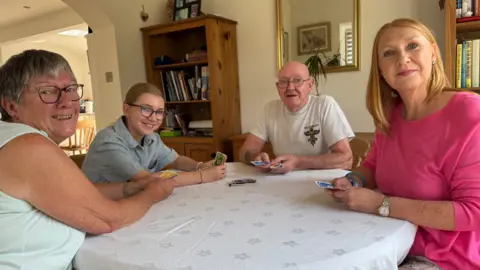 Família de Guernsey divide casa entre três gerações desde 2016 e diz que escolha foi “óbvia” - Imagem do artigo original