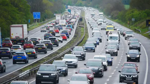 Feriado bancário no Reino Unido deve ter congestionamentos e atrasos em trens, alertam serviços de transporte - Imagem do artigo original