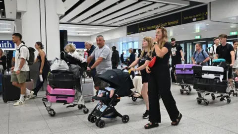 Inflação no Reino Unido sobe para 3,8% em julho, impulsionada por passagens aéreas e alimentos - Imagem do artigo original
