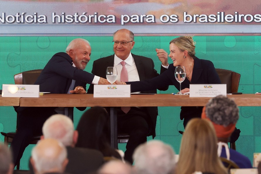 Governo vê espaço para capitalizar politicamente com tarifaço, mas teme novas sanções dos EUA - Imagem do artigo original
