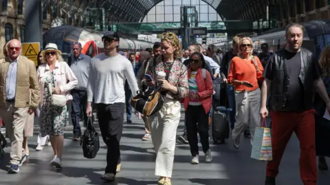 Britânicos devem enfrentar transtornos no feriado prolongado com greve ferroviária e tráfego intenso - Imagem do artigo original