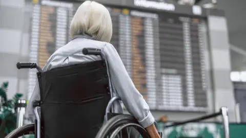 Entidade pede fim de cobrança para motoristas com Blue Badge em áreas de desembarque de aeroportos britânicos - Imagem do artigo original