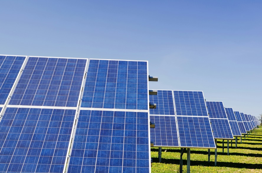 Fabricantes chineses de painéis solares ampliam prejuízos em meio a oferta excedente e atritos com os EUA - Imagem do artigo original
