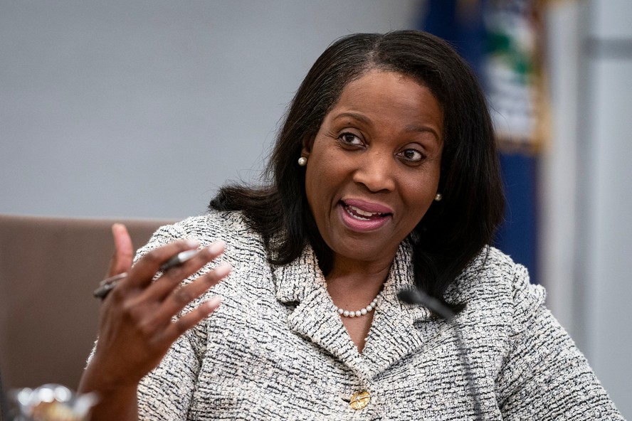 Lisa Cook afirma que permanecerá no Federal Reserve apesar de anúncio de demissão por Trump - Imagem do artigo original