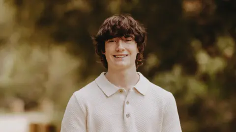 Pais processam OpenAI após suicídio de filho adolescente na Califórnia - Imagem do artigo original