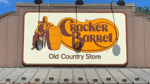 Cracker Barrel abandona novo logotipo após forte reação do público - Imagem do artigo original