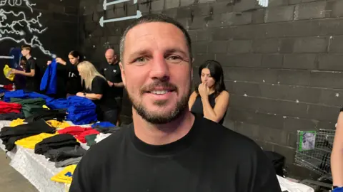 Ex-pugilista Tommy Coyle distribui uniformes escolares gratuitos em Hull - Imagem do artigo original