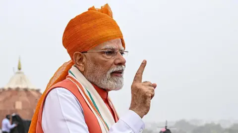 Tarifas de 50% impostas por Trump a produtos indianos entram em vigor; Modi reage com corte de impostos e apelo ao “Made in India” - Imagem do artigo original