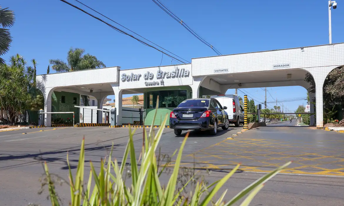 Imagem destacada - Moraes libera Bolsonaro para exames médicos fora da prisão domiciliar em Brasília