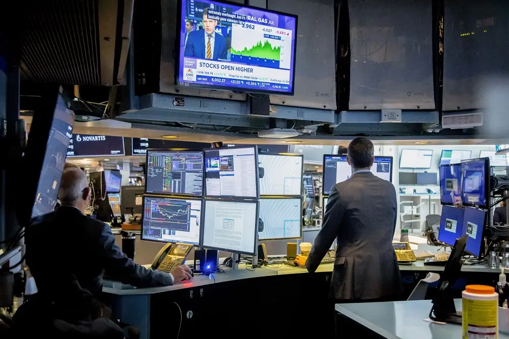 Imagem destacada - Expectativa de corte de juros pelo Fed sustenta alta do Dow Jones Futuro; petróleo recua