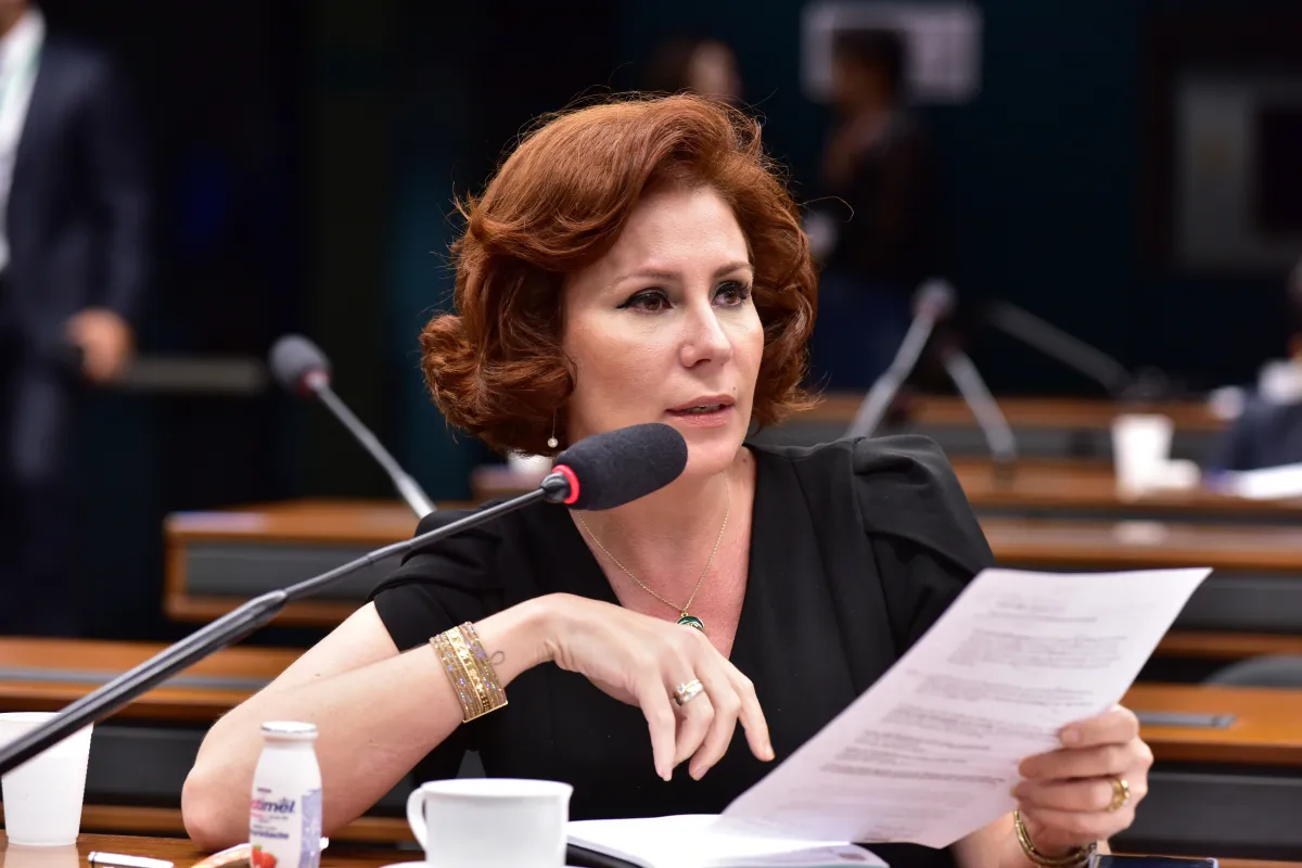 Imagem destacada - Carla Zambelli passa mal em tribunal de Roma durante audiência sobre permanência na prisão