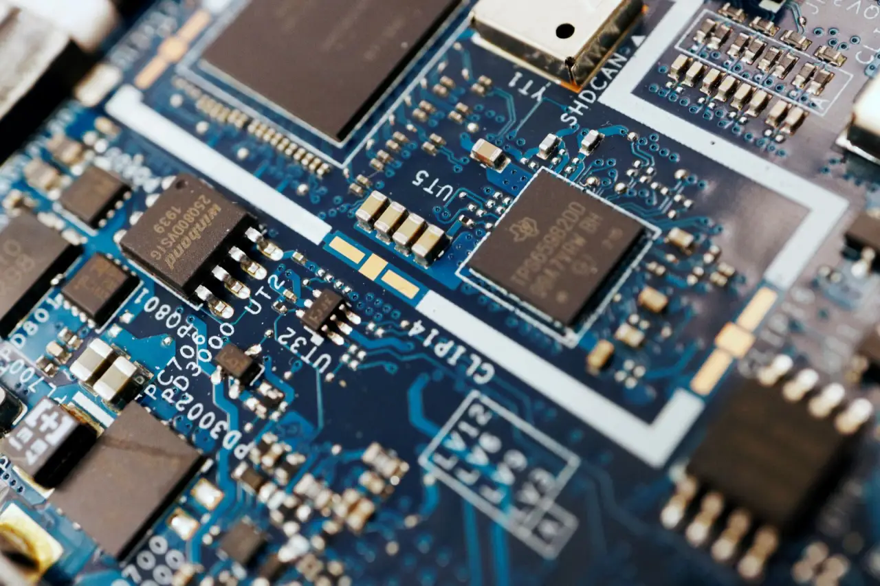 Imagem destacada - EUA instalam rastreadores secretos em remessas de chips para impedir desvio à China, dizem fontes