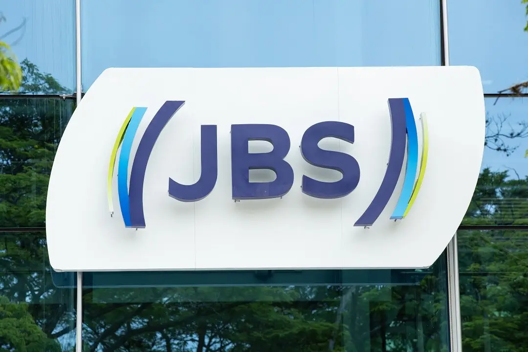 Imagem destacada - JBS projeta manter alavancagem abaixo de 2,5 vezes mesmo com programa de recompra de até US$ 400 milhões