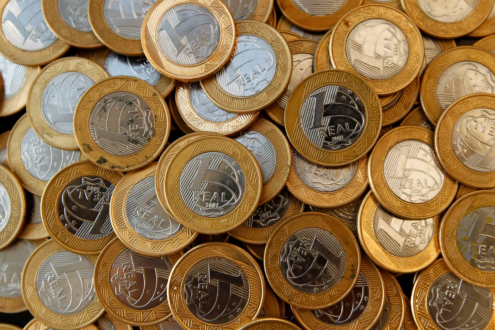 Imagem destacada - Juros futuros fecham quase estáveis após pressão de inflação dos EUA e sinais de desaceleração no Brasil