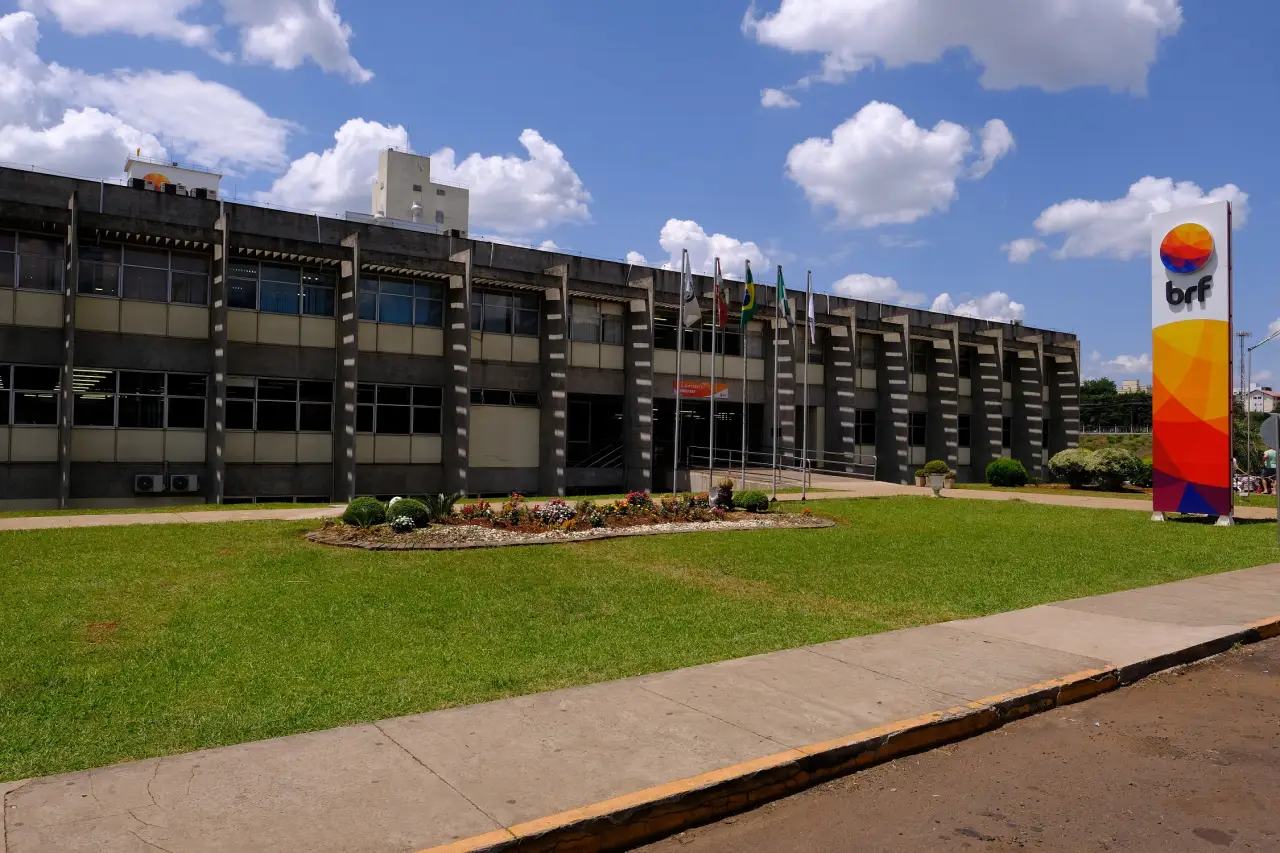 Imagem destacada - BRF registra lucro de R$ 735 milhões no 2º trimestre de 2025, queda anual de 33%