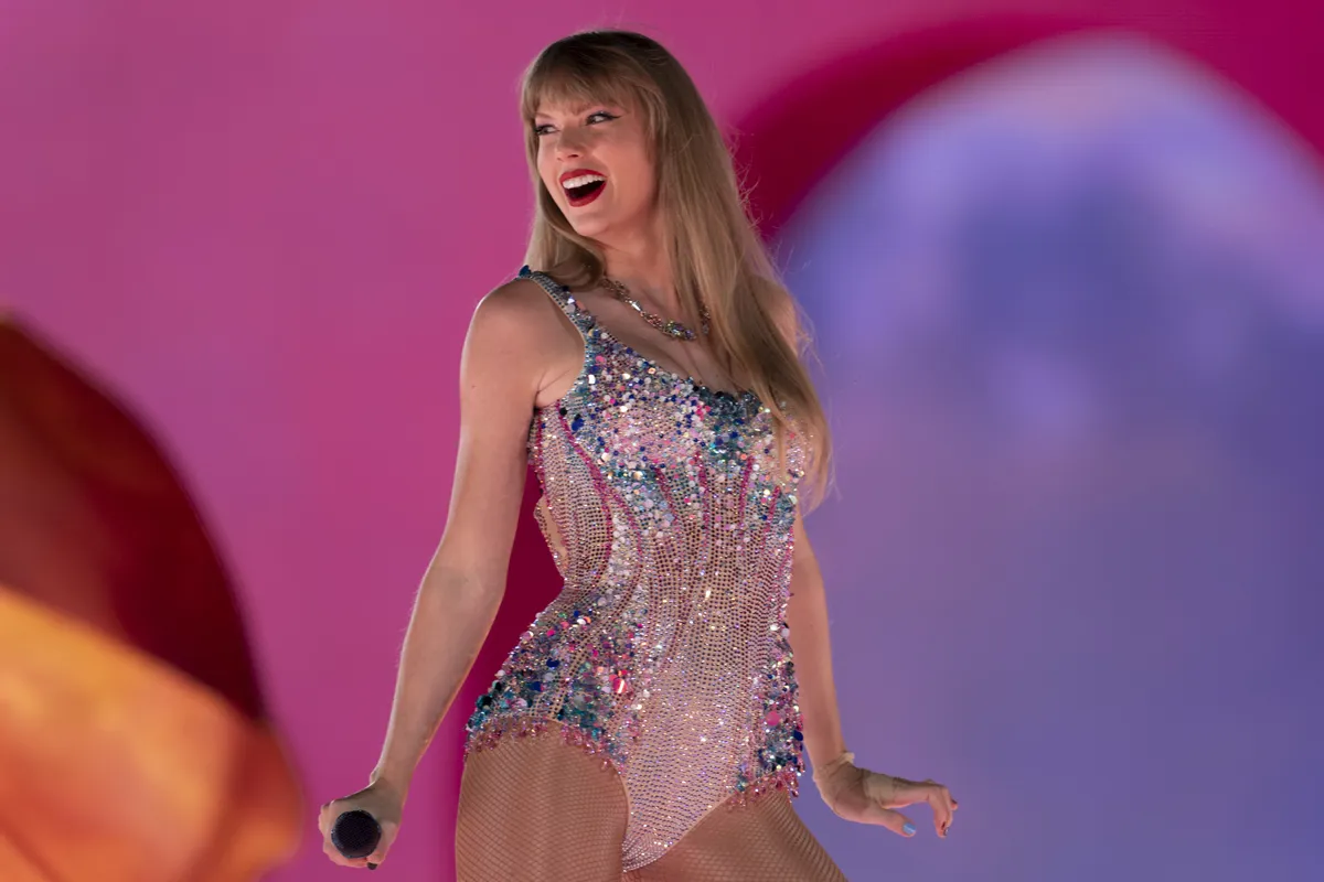 Imagem destacada - Marcas entram na onda do “laranja com glitter” após anúncio do novo álbum de Taylor Swift