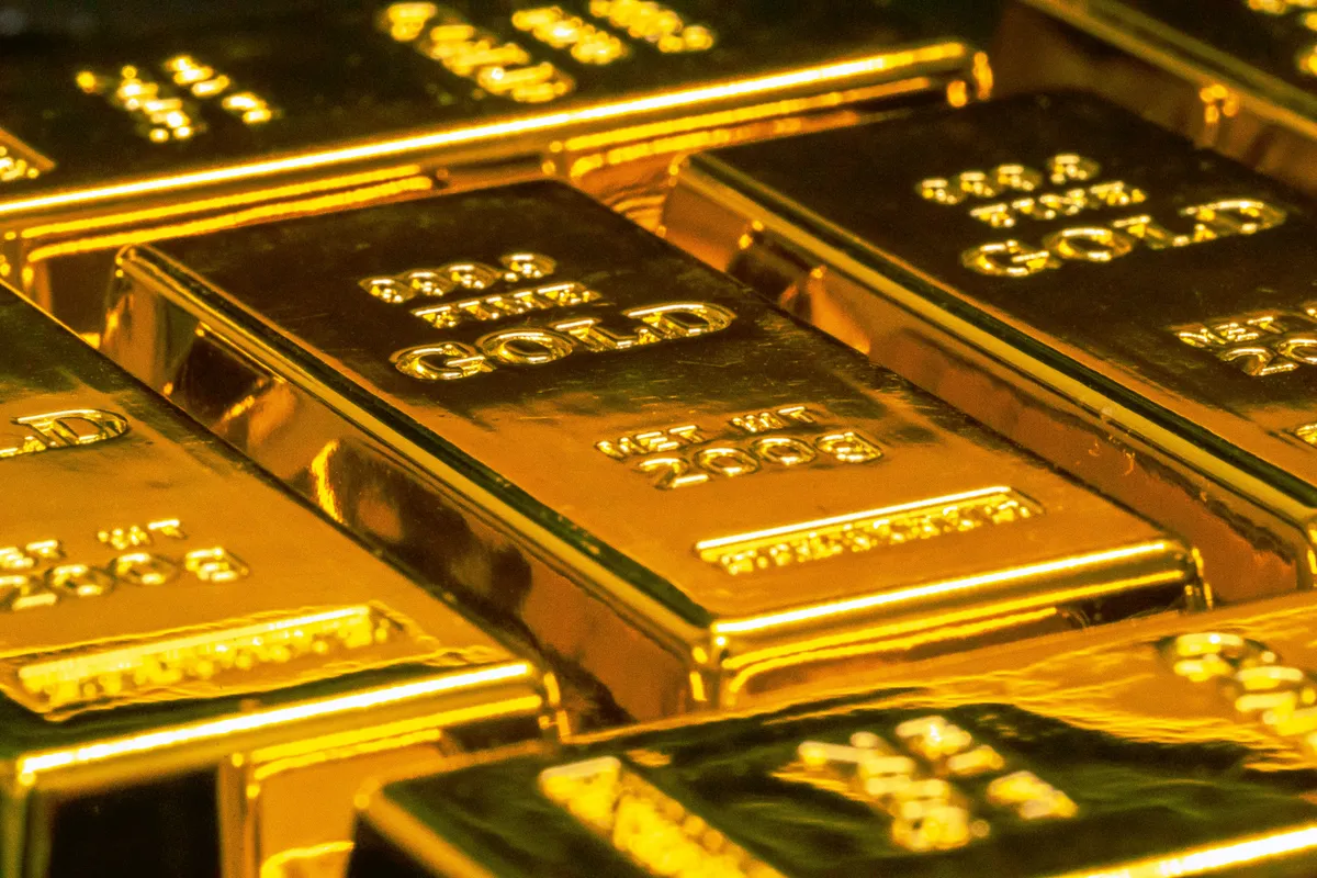 Imagem destacada - Ouro fecha perto da estabilidade, mas recua na semana com alta do dólar e dos Treasuries
