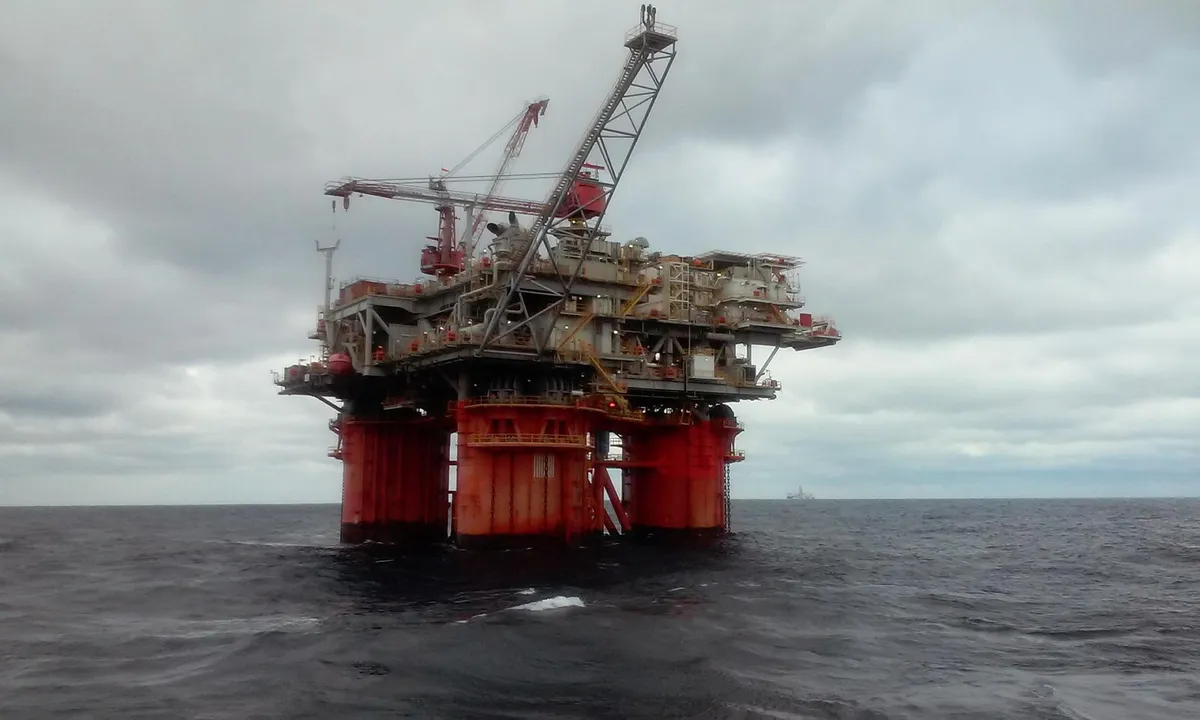 Imagem destacada - Preço do petróleo recua fortemente na semana antes de encontro entre Trump e Putin