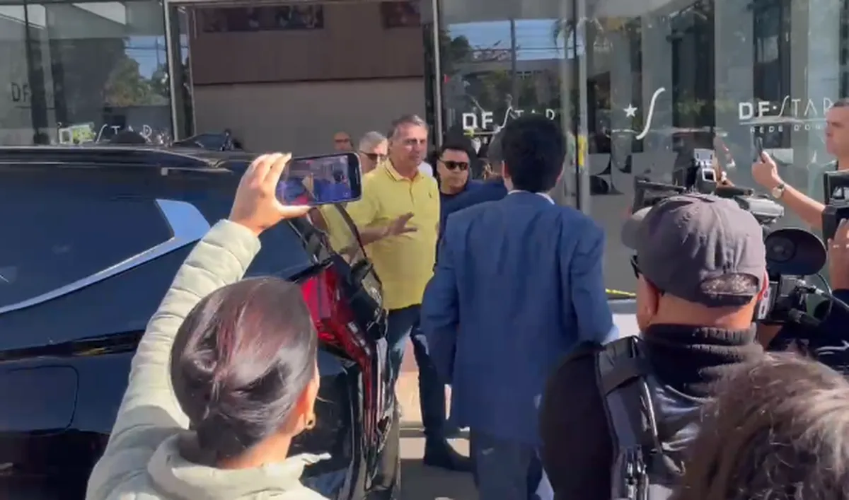Imagem destacada - Sob prisão domiciliar, Bolsonaro vai a hospital em Brasília para exames médicos