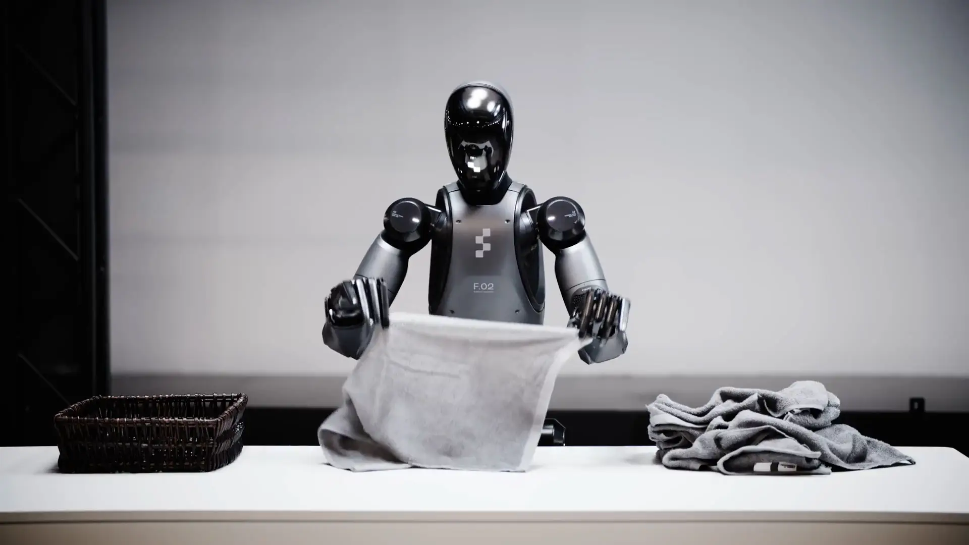 Imagem destacada - Robô humanoide da Figure ganha habilidade de dobrar roupas e avança rumo às tarefas domésticas