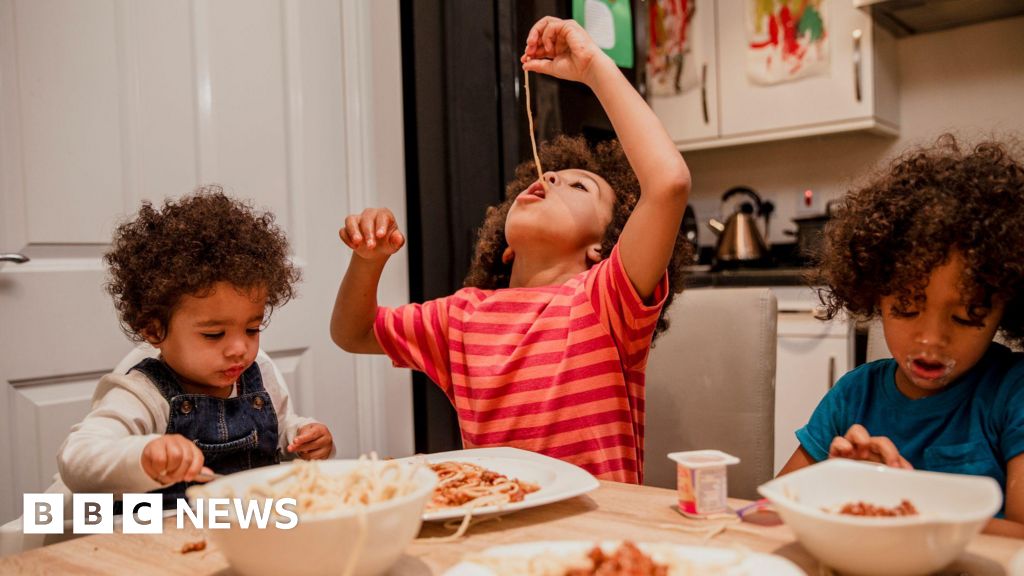 Imagem destacada - Famílias britânicas recorrem a descontos, congeladores e clubes de alimentos para reduzir custos nas férias escolares