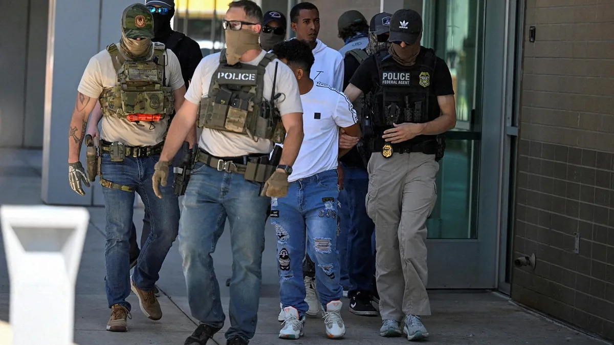 Imagem destacada - Proporção de migrantes sem ficha criminal presos pelo ICE sobe sob governo Trump