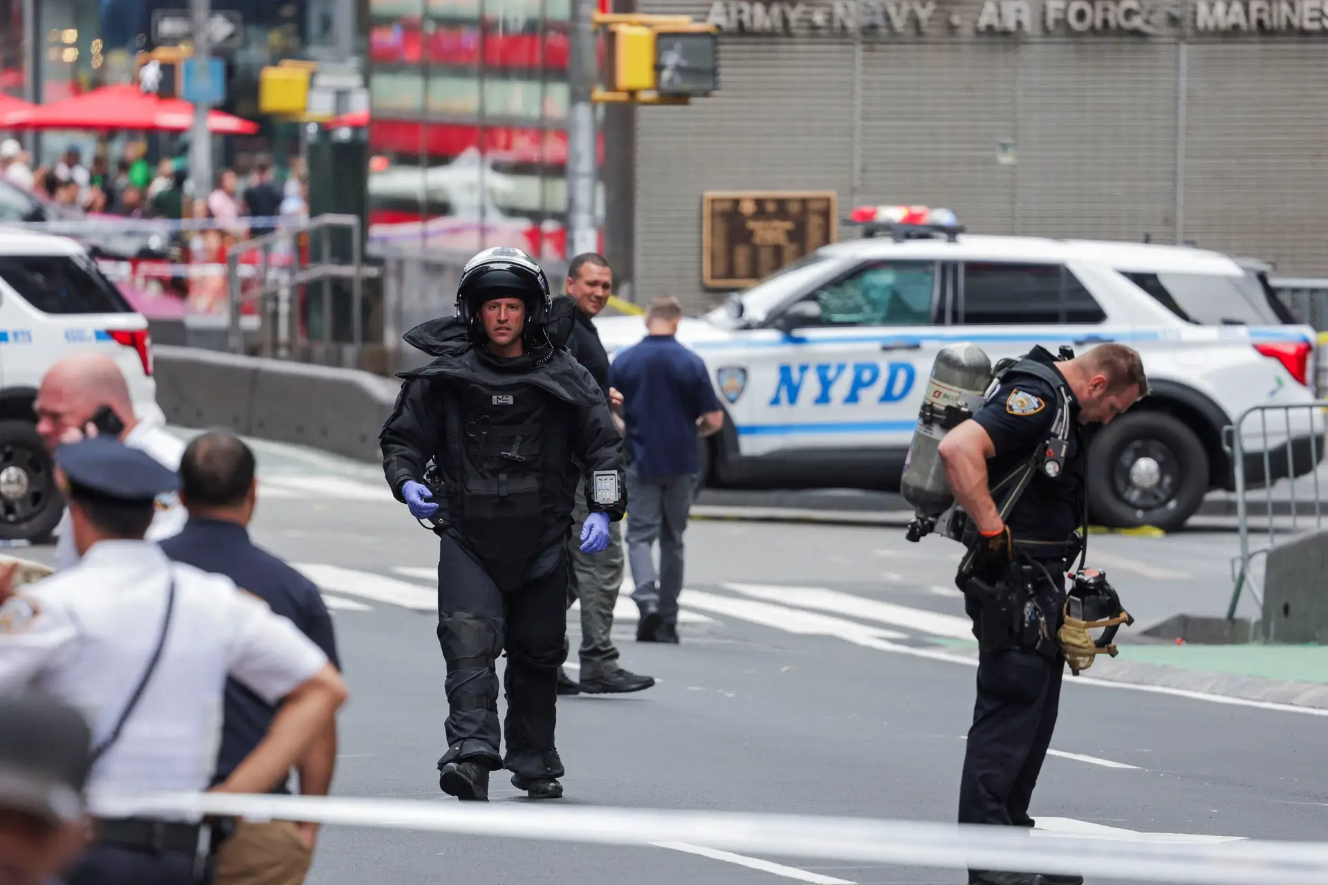 Imagem destacada - NYPD esvazia Times Square após pacote suspeito; esquadrão antibombas é acionado
