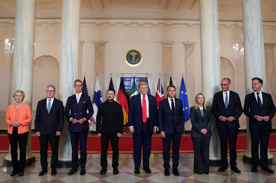Imagem destacada - Trump, Zelensky e líderes europeus fazem foto na Casa Branca durante esforço para encerrar guerra na Ucrânia