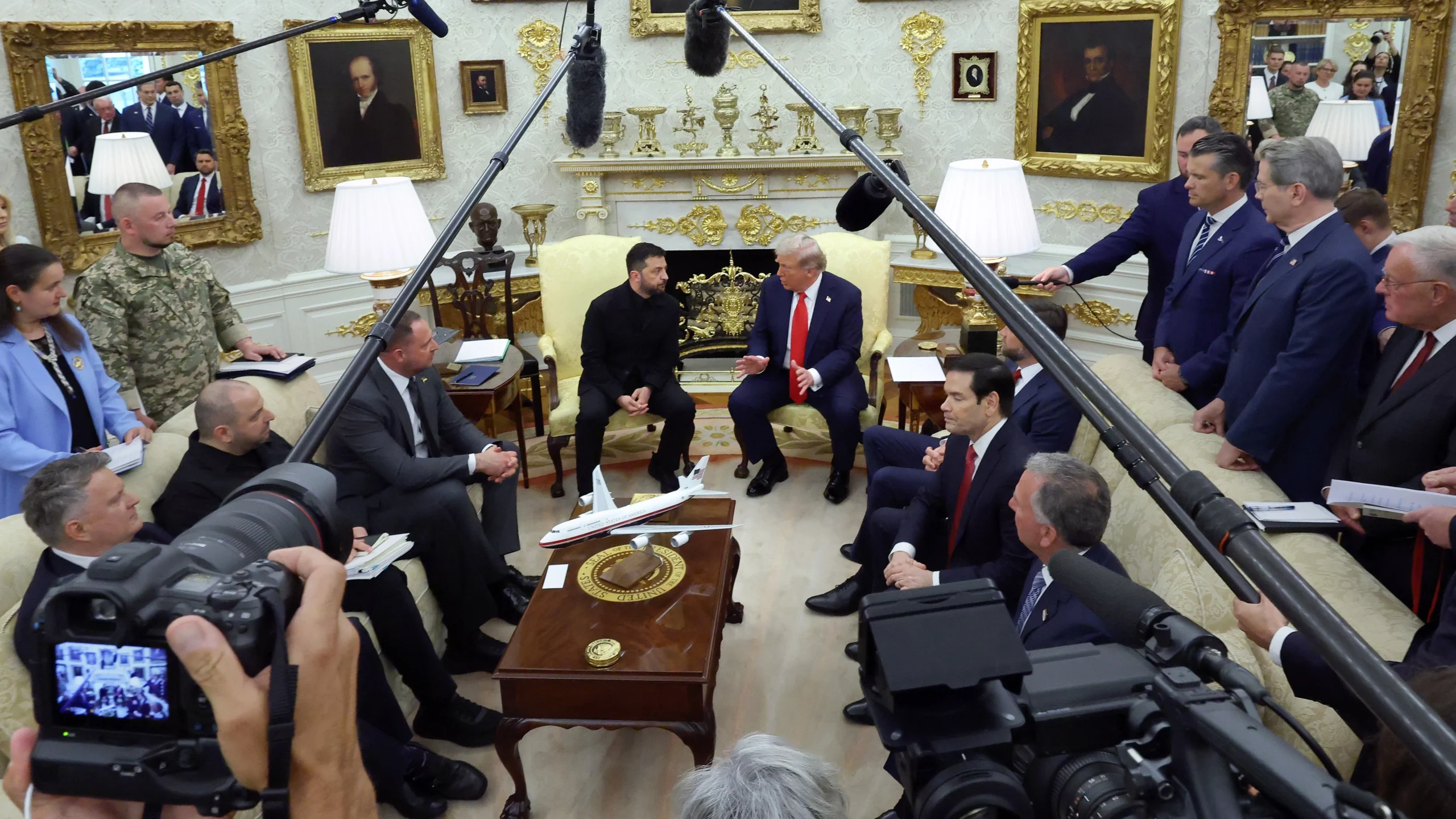 Imagem destacada - Zelenskyy entrega carta para Melania Trump e oferece terno a Donald Trump no Salão Oval