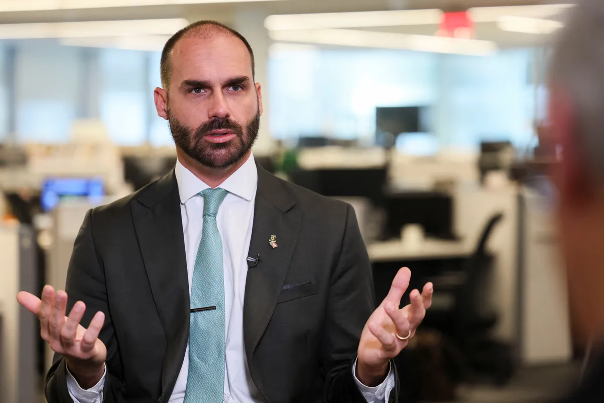 Imagem destacada - Eduardo Bolsonaro diz que decisão de Dino tenta impedir aplicação da Lei Magnitsky contra Moraes