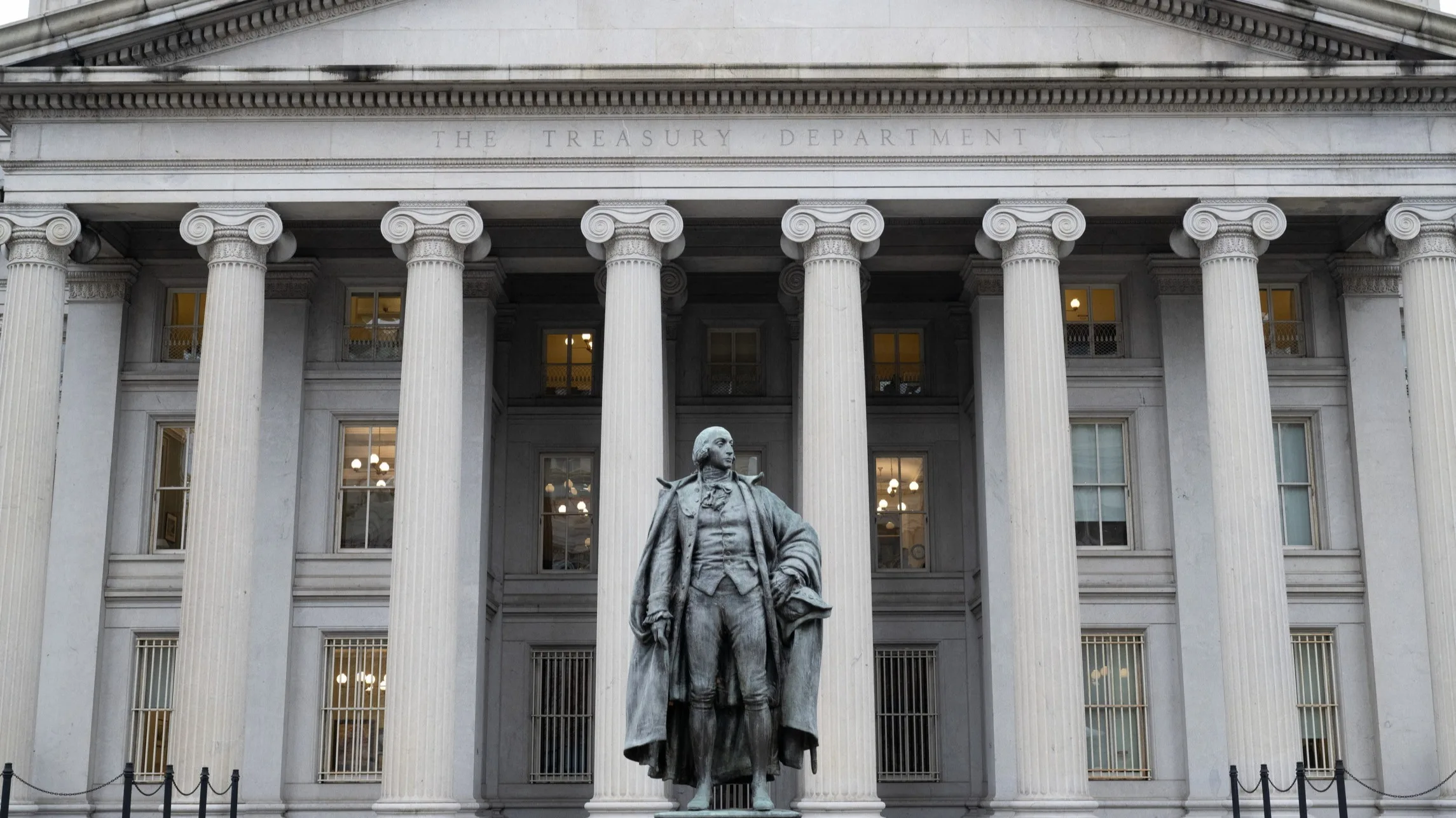 Imagem destacada - S&P mantém nota de crédito dos EUA citando maior arrecadação com tarifas de Trump