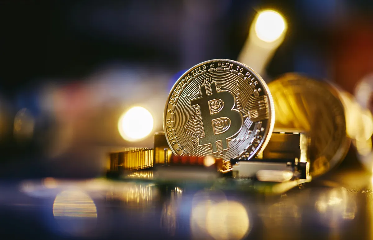 Imagem destacada - Bitcoin e ether têm leve alta após recuo e se mantêm acima de US$ 115 mil e US$ 4,3 mil
