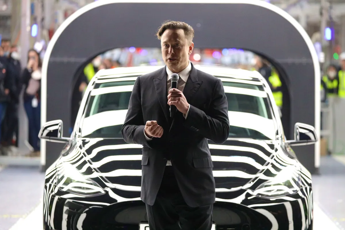 Imagem destacada - Ações da Tesla oscilam e caem mais de 1% em dia de debate sobre robotáxis