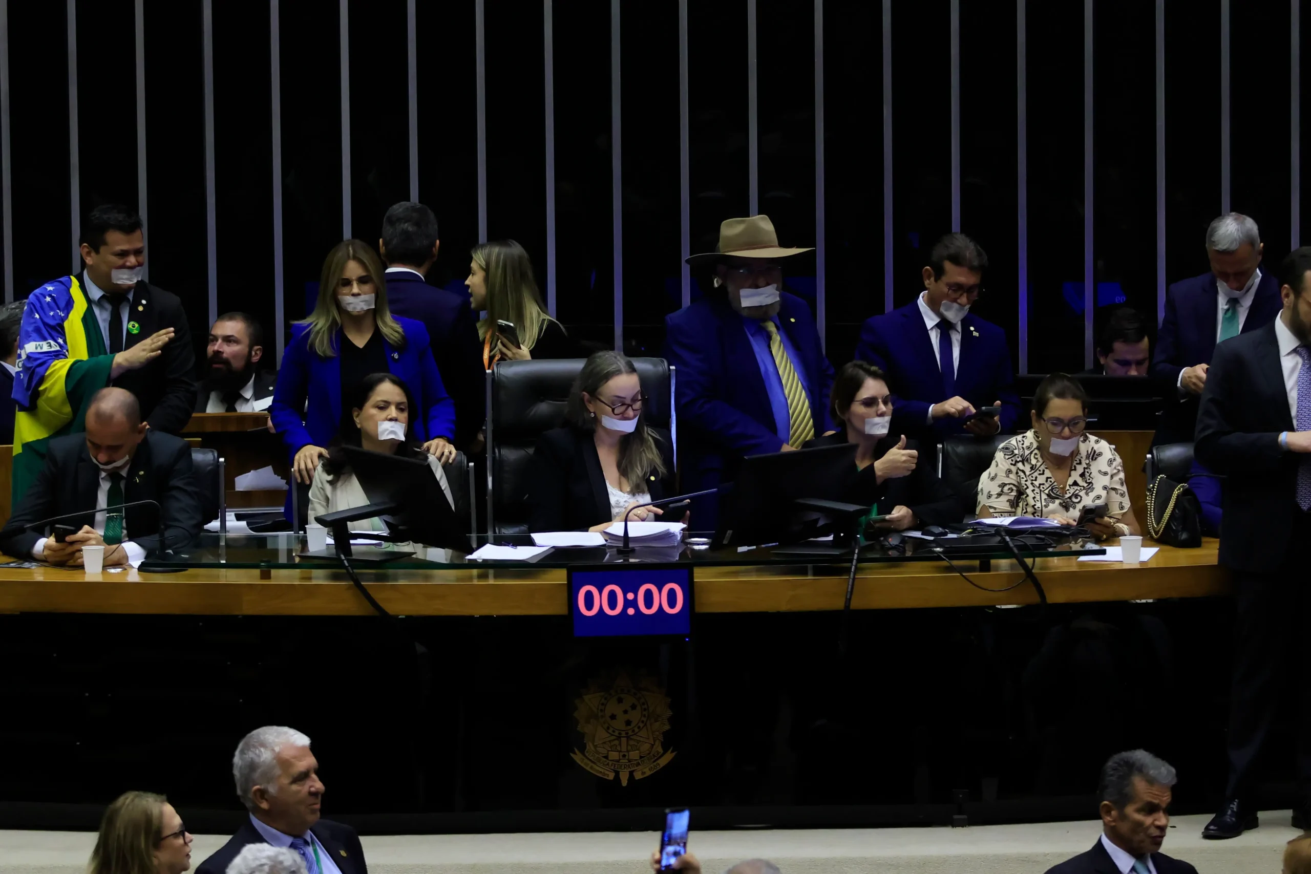 Imagem destacada - Câmara aprova urgência para projeto que prevê punição a deputados que bloquearem sessões