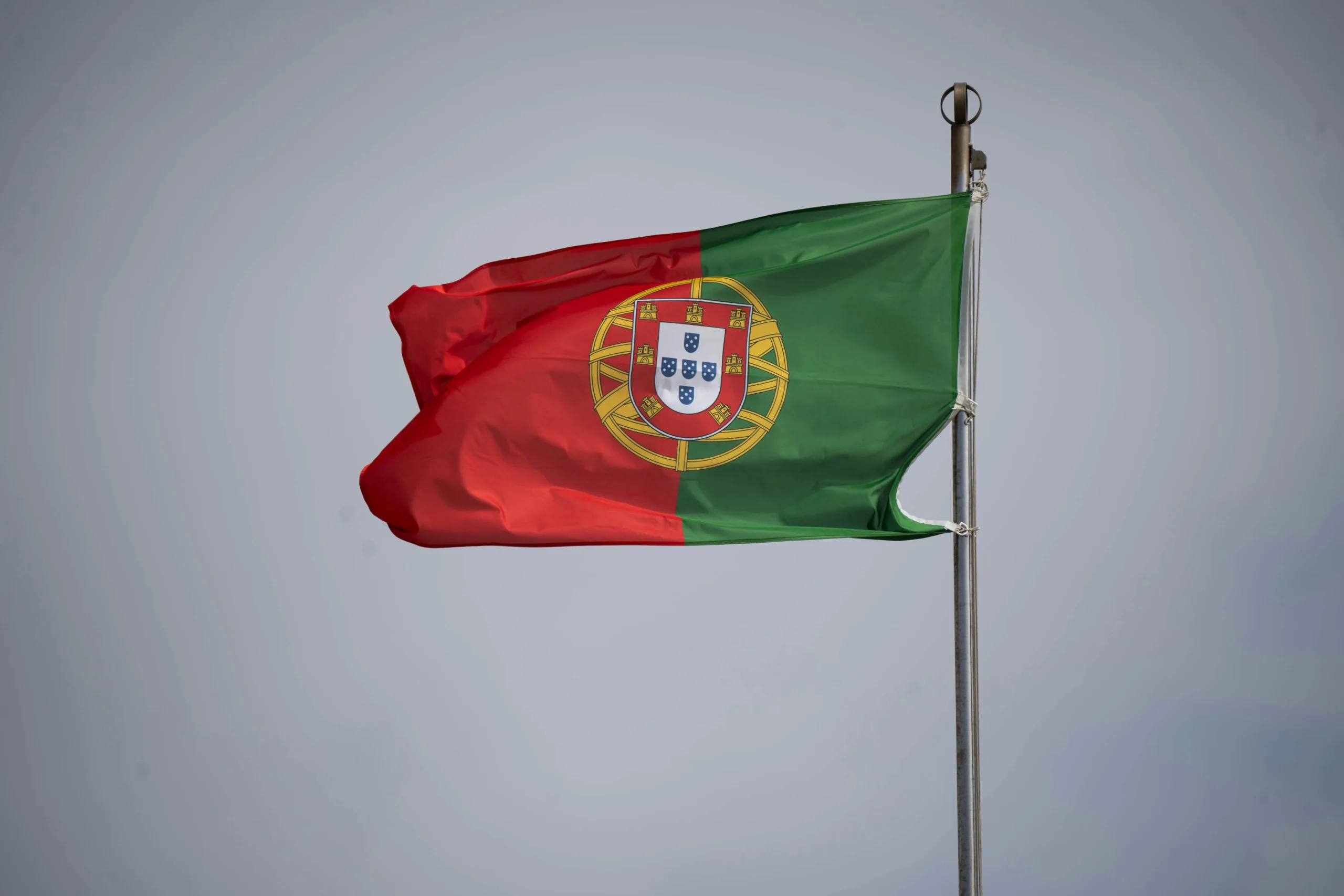 Imagem destacada - Portugal interrompe concessão de igualdade de direitos a brasileiros desde 16 de junho