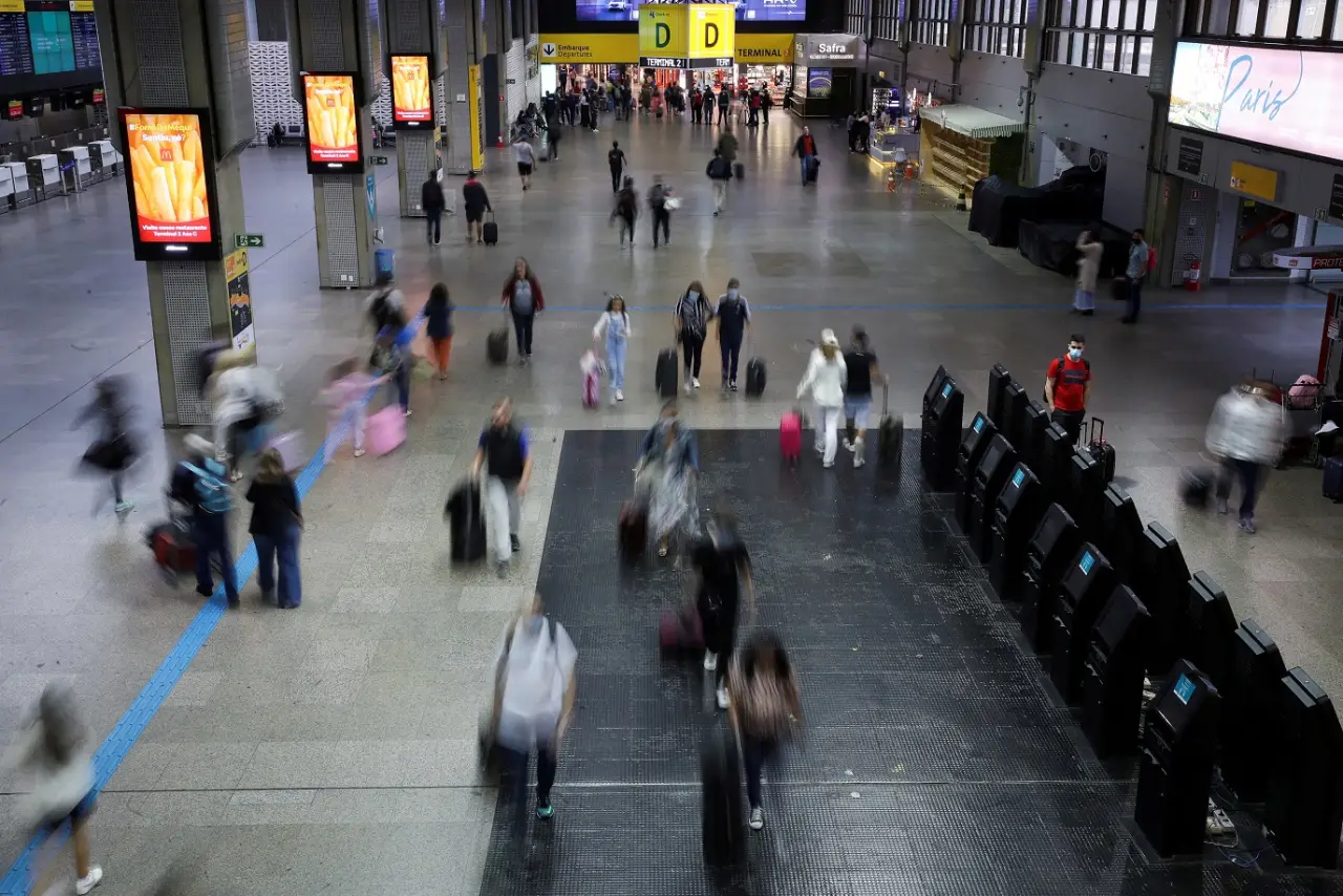 Imagem destacada - Movimento de passageiros em aeroportos brasileiros sobe 9,6% até julho e atinge 73,4 milhões