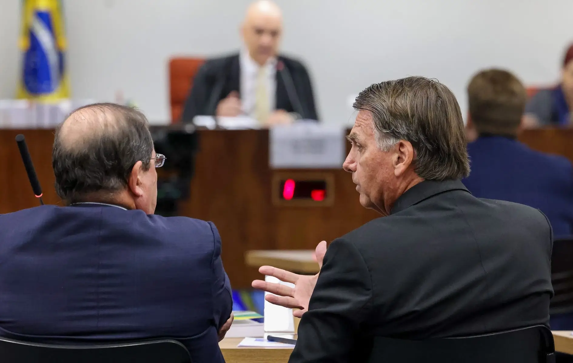 Imagem destacada - PF indica articulação de Jair e Eduardo Bolsonaro para pressionar STF e obstruir investigações, diz relatório
