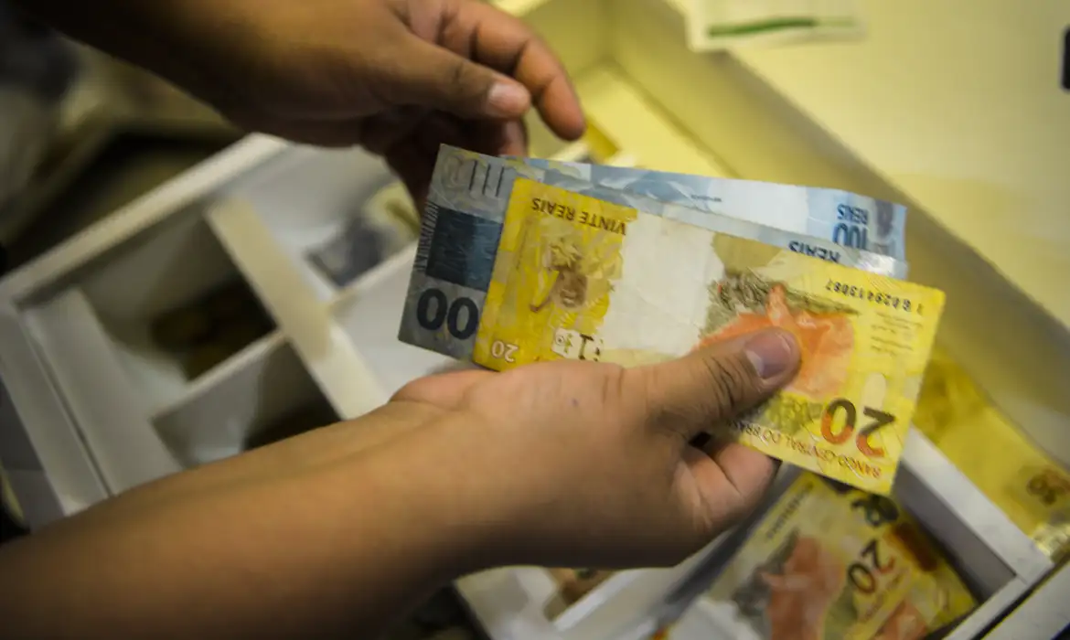 Imagem destacada - Intenção de consumo das famílias cai 0,3% em agosto, aponta CNC