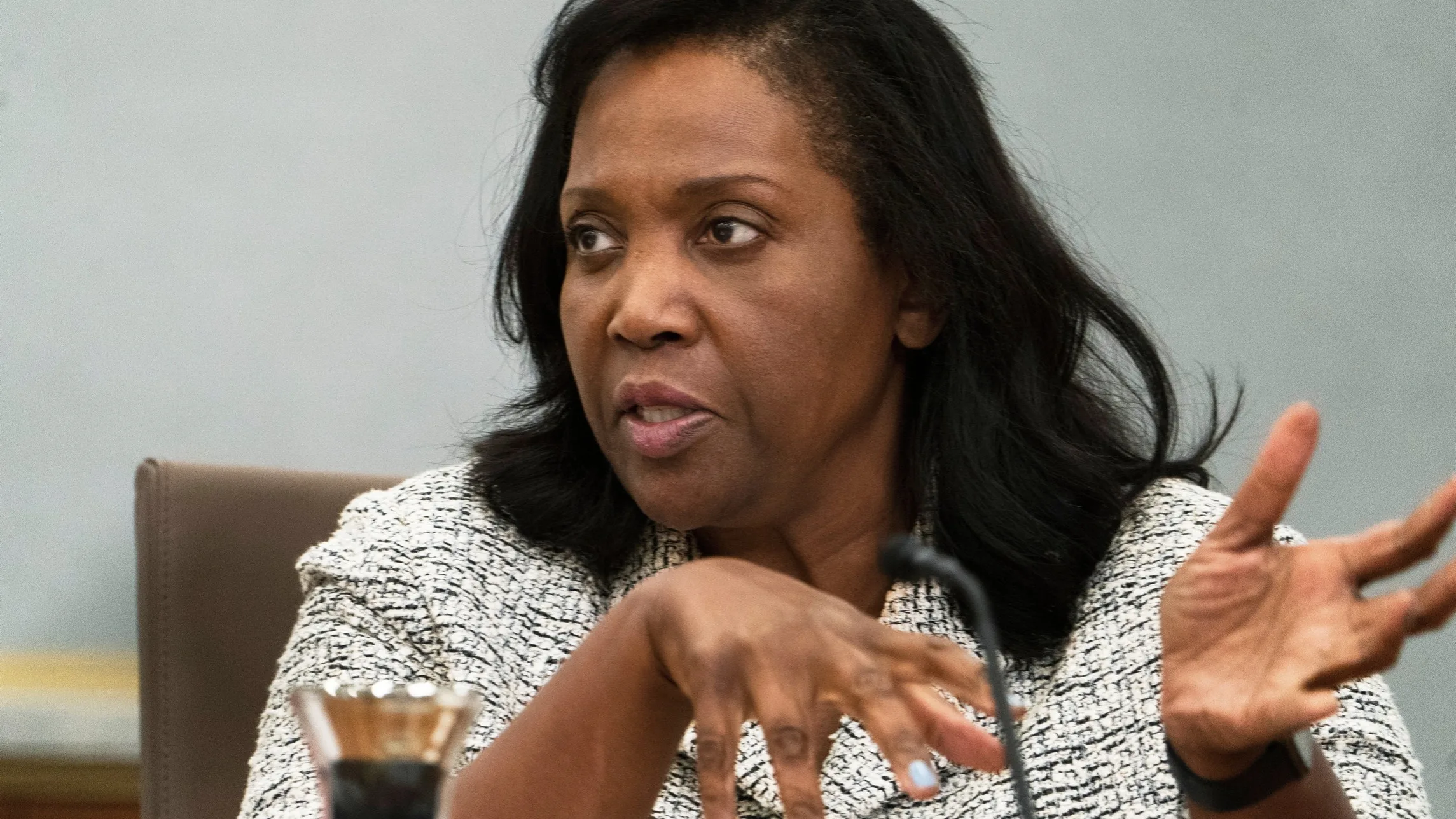 Imagem destacada - Departamento de Justiça pede que Federal Reserve demita a governadora Lisa Cook