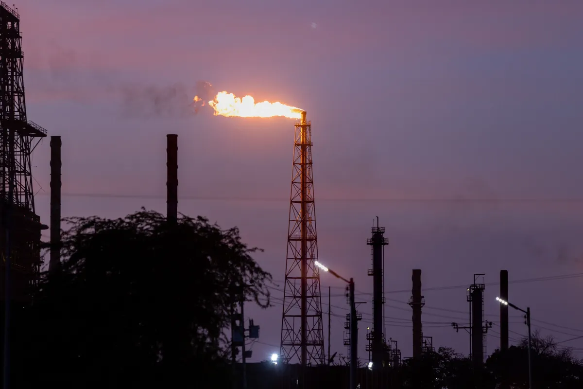 Imagem destacada - Empresa privada chinesa investe mais de US$ 1 bilhão para operar campos de petróleo na Venezuela
