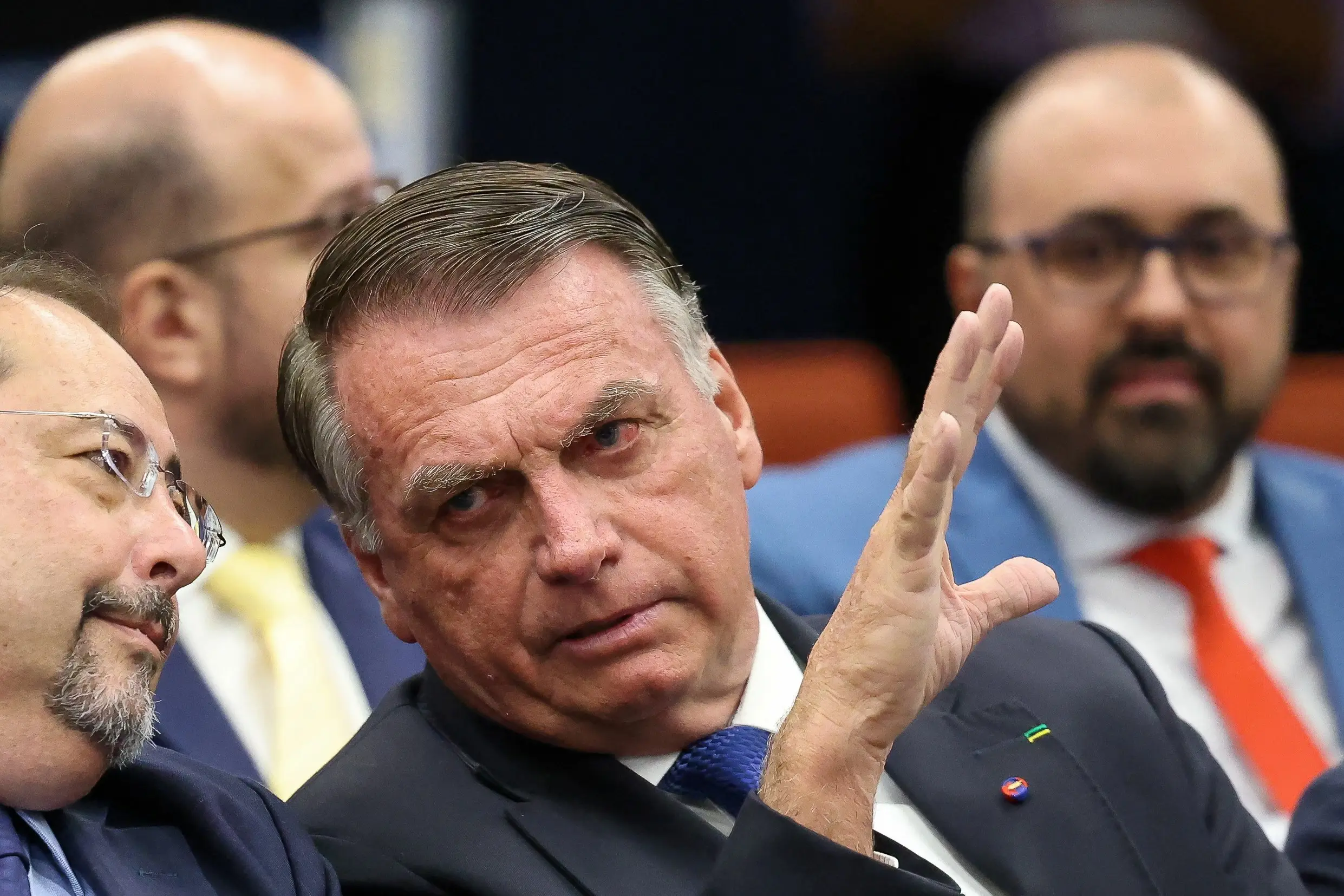 Imagem destacada - Mensagens revelam críticas de Eduardo Bolsonaro a Nikolas Ferreira por suposta tentativa de se afastar do ex-presidente
