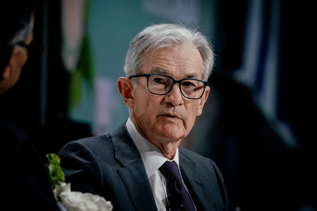 Imagem destacada - Powell abandona postura mais rígida e sinaliza corte de juros, indica modelo do J.P. Morgan