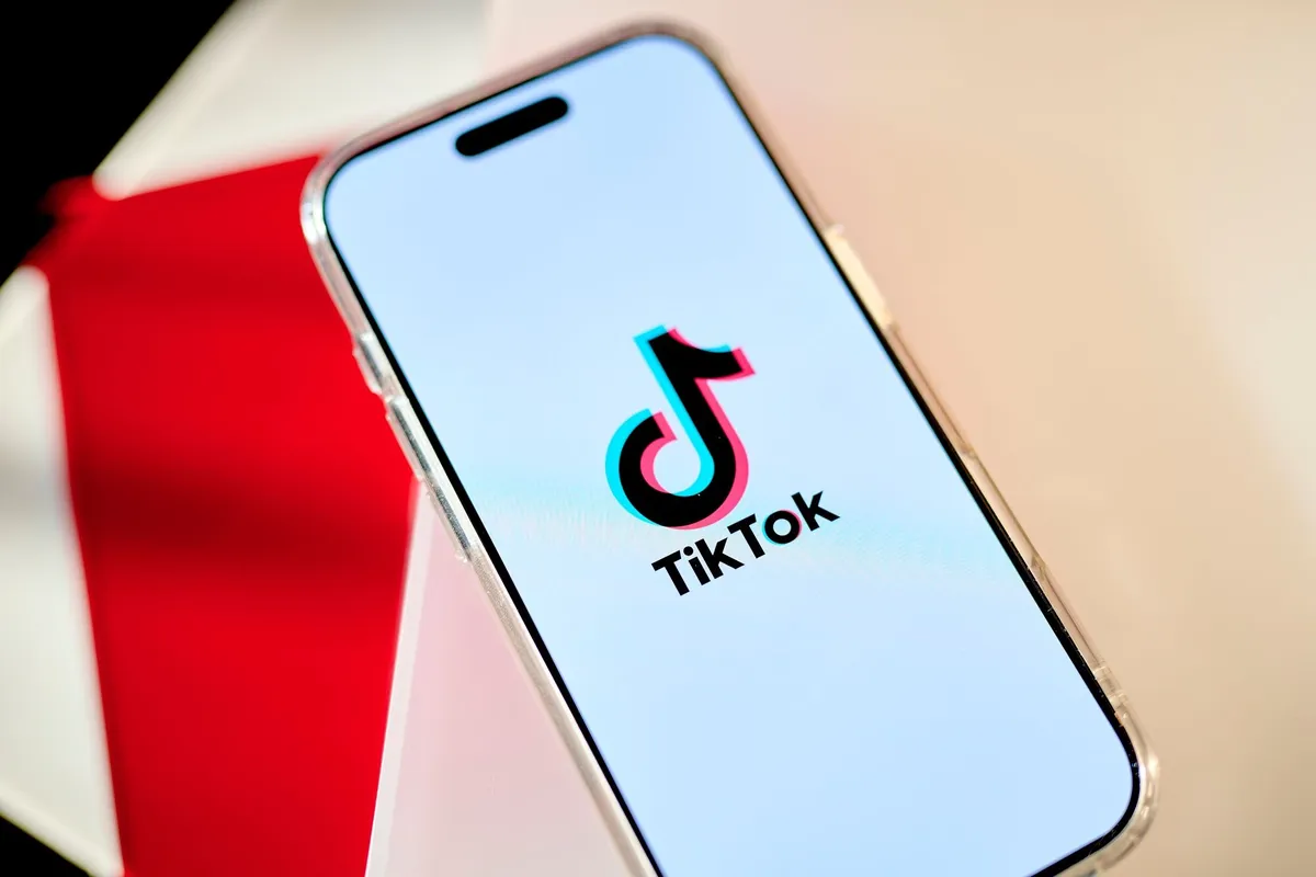 Imagem destacada - TikTok demitirá centenas de funcionários no Reino Unido com adoção de IA na moderação