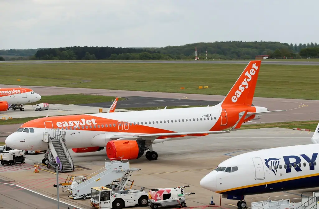 Imagem destacada - Passageiro é contido após tentar invadir cabine em voo da EasyJet entre Lyon e Porto