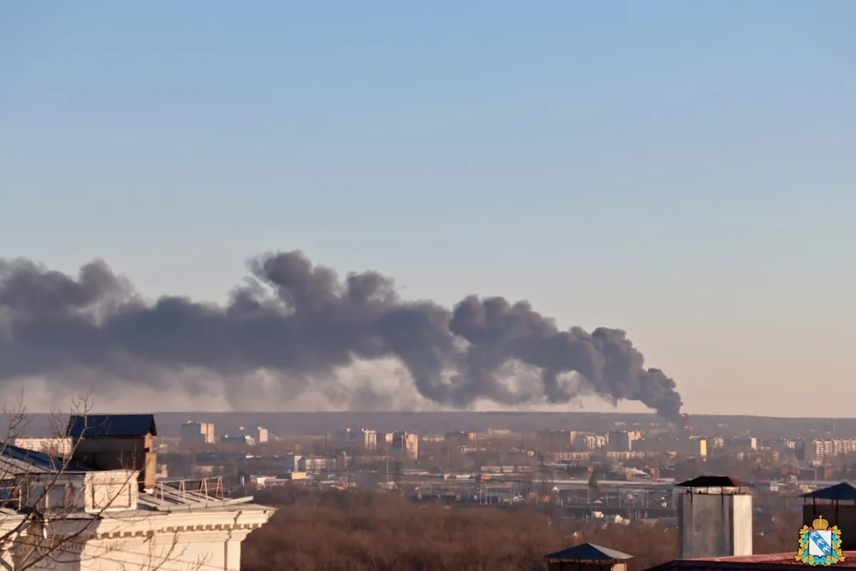 Imagem destacada - Drones ucranianos atingem usina nuclear em Kursk e provocam incêndio em terminal de combustível na Rússia