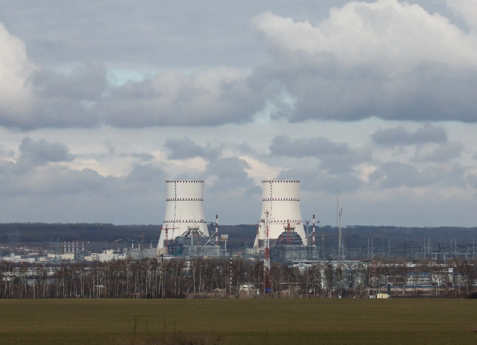 Imagem destacada - Drones ucranianos danificam usina nuclear de Kursk e provocam incêndio em terminal de combustível na Rússia