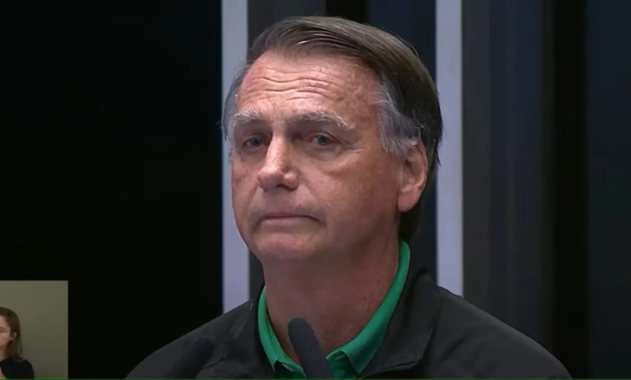 Imagem destacada - PF indicia Jair Bolsonaro e filho; bloqueio de cartão de Moraes pressiona bancos e EUA deslocam navios para perto da Venezuela